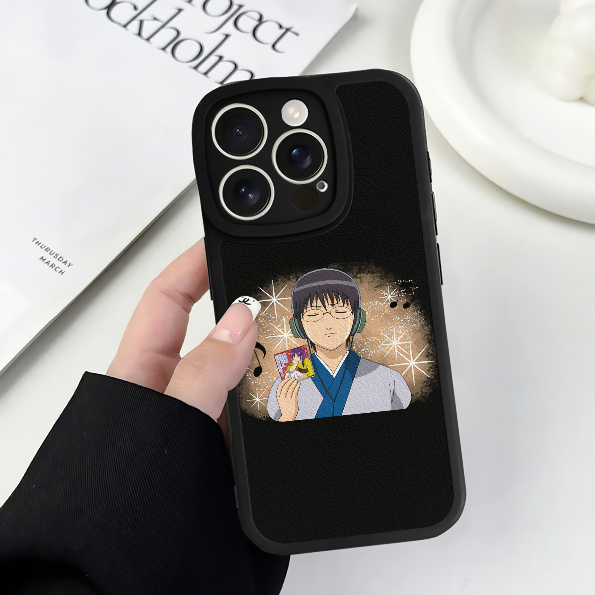 （画像用） ぎんたま 坂田銀時（さかたぎんとき） 神楽 志村新八（しむら しんぱち） GINTAMA Sakata Gintoki Kagura Shimura Shinpachi 【iPhone 16シリーズ対応】シリコンスマホケース（レザー調） 材質：シリコン